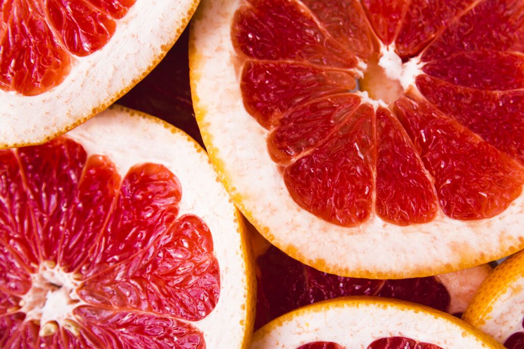 Descubra como o extrato de laranja moro age no metabolismo e seu potencial auxílio na redução de gordura abdominal, segundo estudos